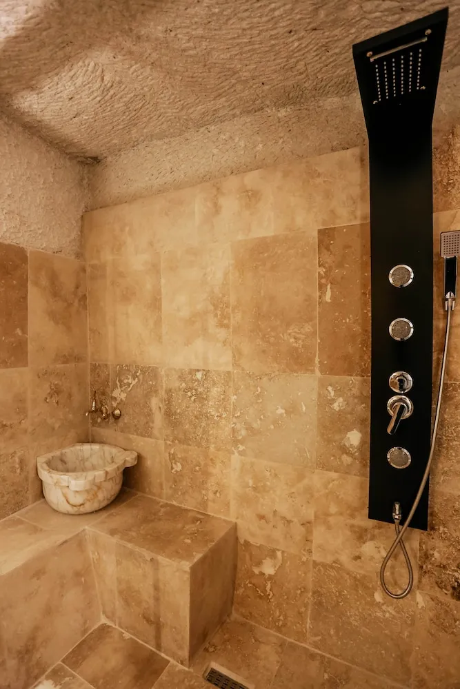 Deluxe Family Cave Suite
