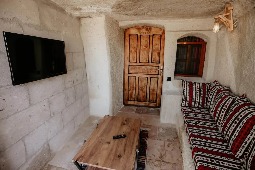 Deluxe Cave Suites