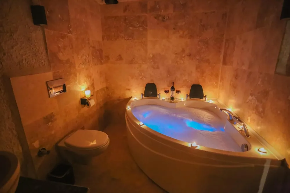 Deluxe Cave Suites