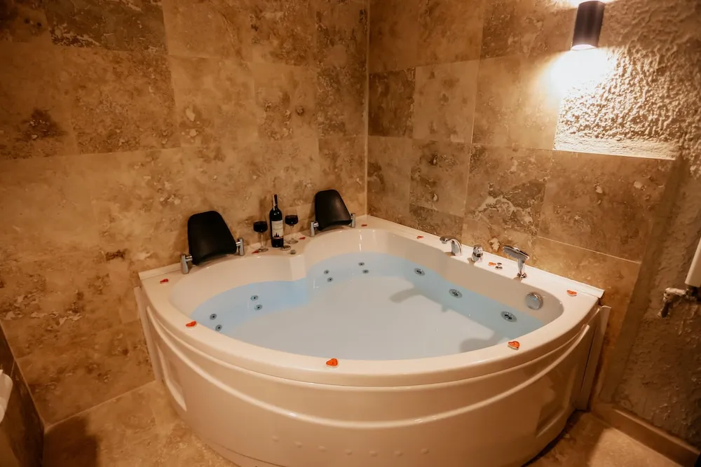 Deluxe Cave Suites