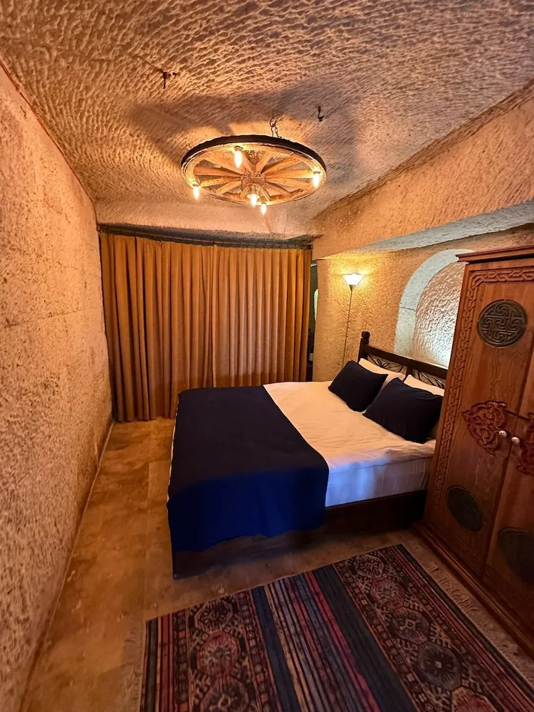 Family King Cave Suite