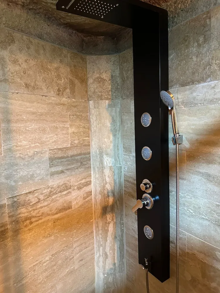 Family King Cave Suite
