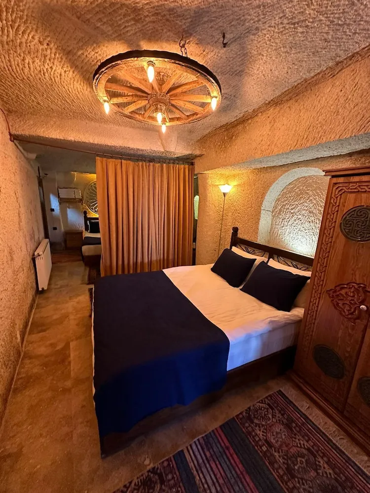 Family King Cave Suite