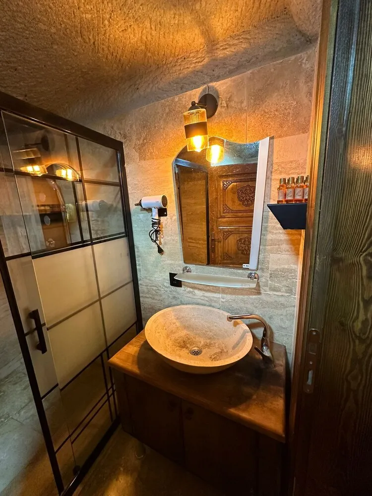 Family King Cave Suite