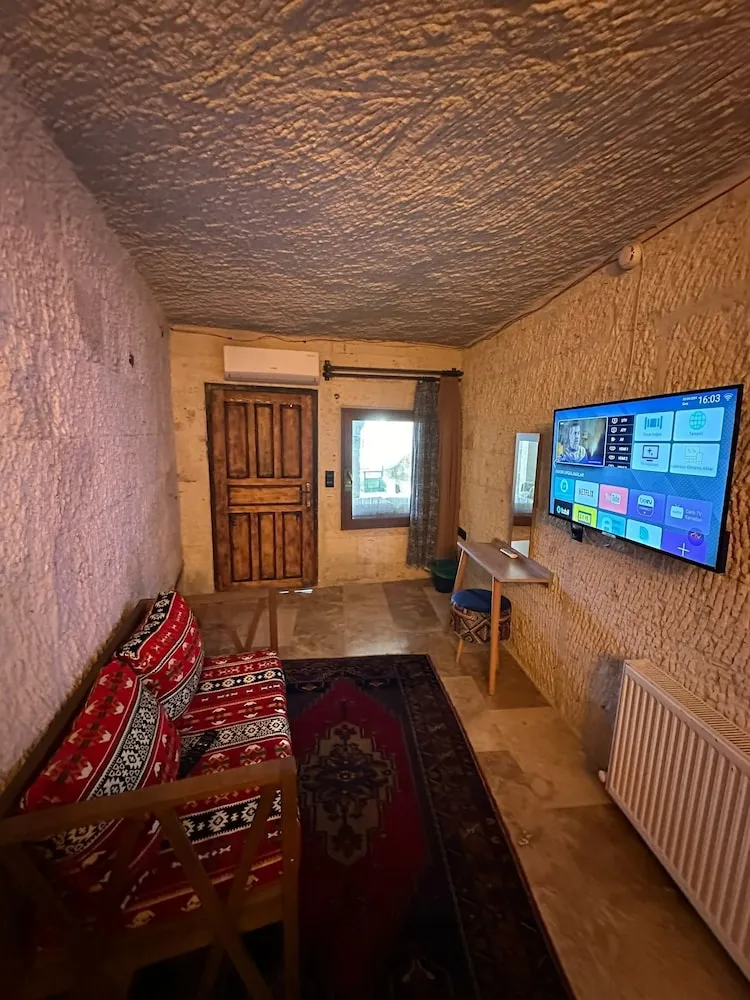 Family King Cave Suite
