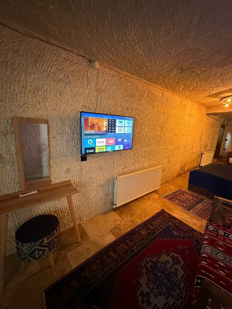 Family King Cave Suite