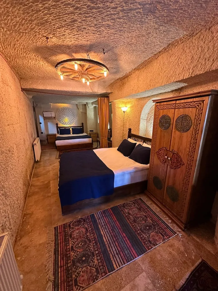 Family King Cave Suite