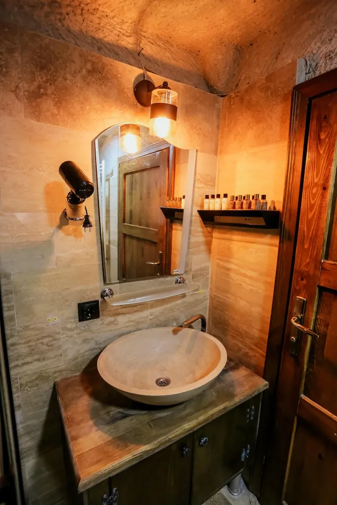 Family King Cave Suite