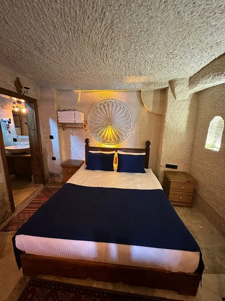 Family King Cave Suite