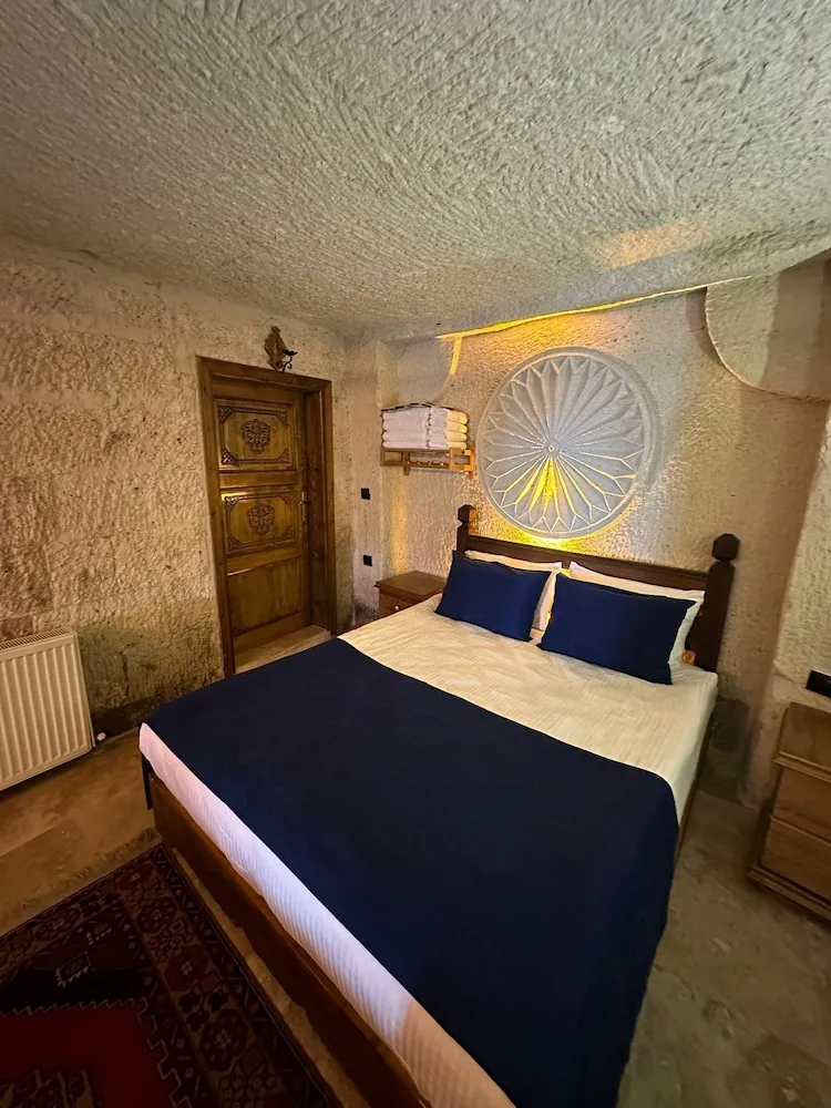 Family King Cave Suite