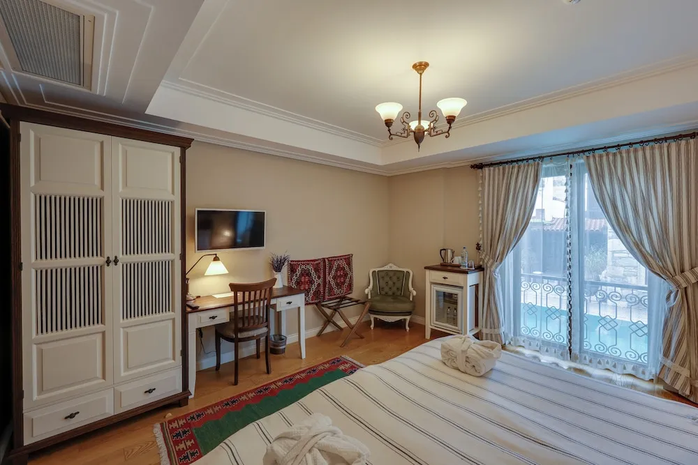 Deluxe Tek Büyük veya İki Ayrı Yataklı Oda, Havuz Manzaralı