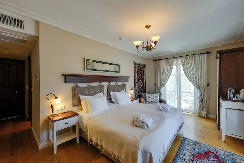Deluxe Tek Büyük veya İki Ayrı Yataklı Oda, Havuz Manzaralı