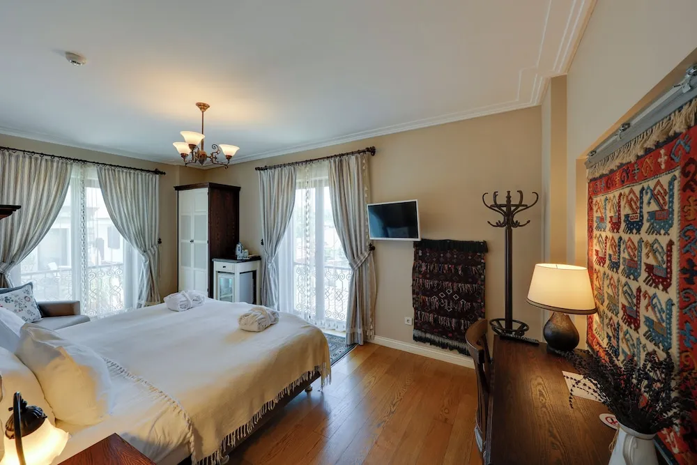 Deluxe Tek Büyük veya İki Ayrı Yataklı Oda, Havuz Manzaralı