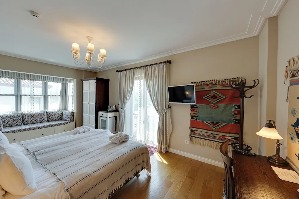 Superior Tek Büyük veya İki Ayrı Yataklı Oda, Havuz Manzaralı, Havuz Kenarı