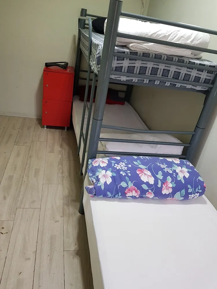 Üç Kişilik Oda, Sadece erkekler için, Ortak Banyo