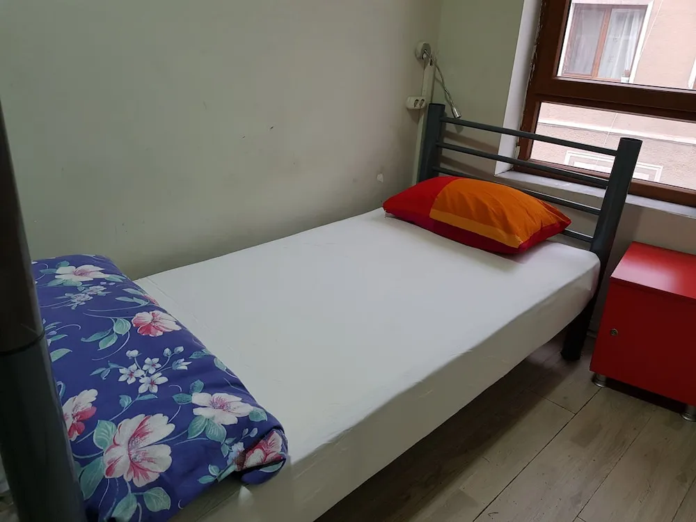 Üç Kişilik Oda, Sadece erkekler için, Ortak Banyo