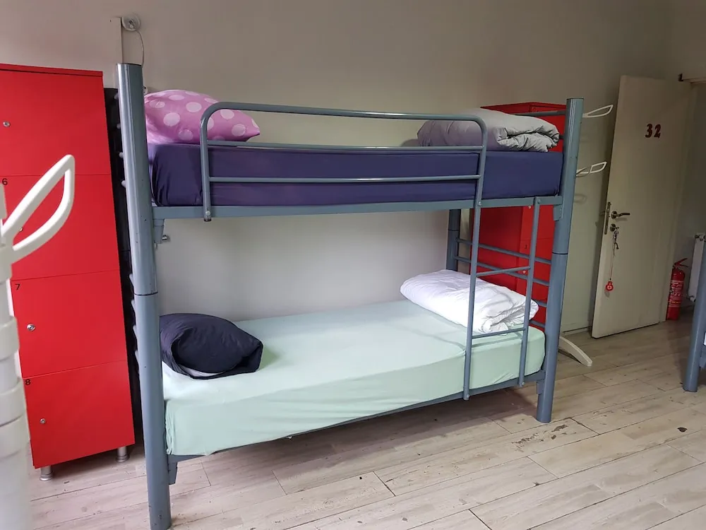 Ortak Ranzalı Oda, Sadece erkekler için, Ortak Banyo (8 people)