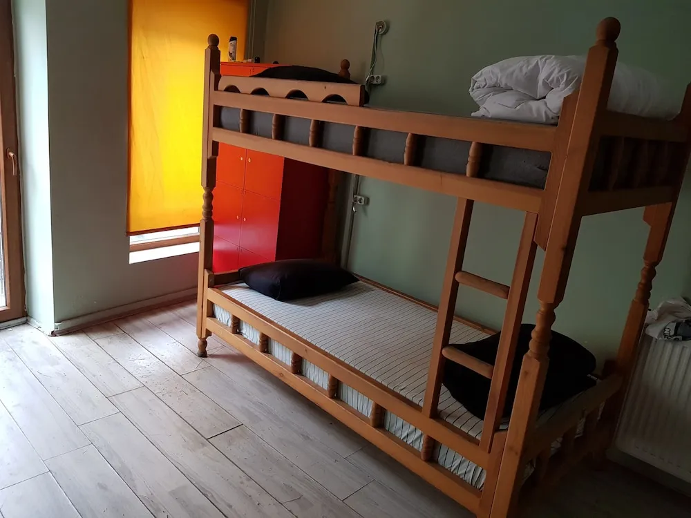 Ortak Ranzalı Oda, Sadece erkekler için, Ortak Banyo (8 people)