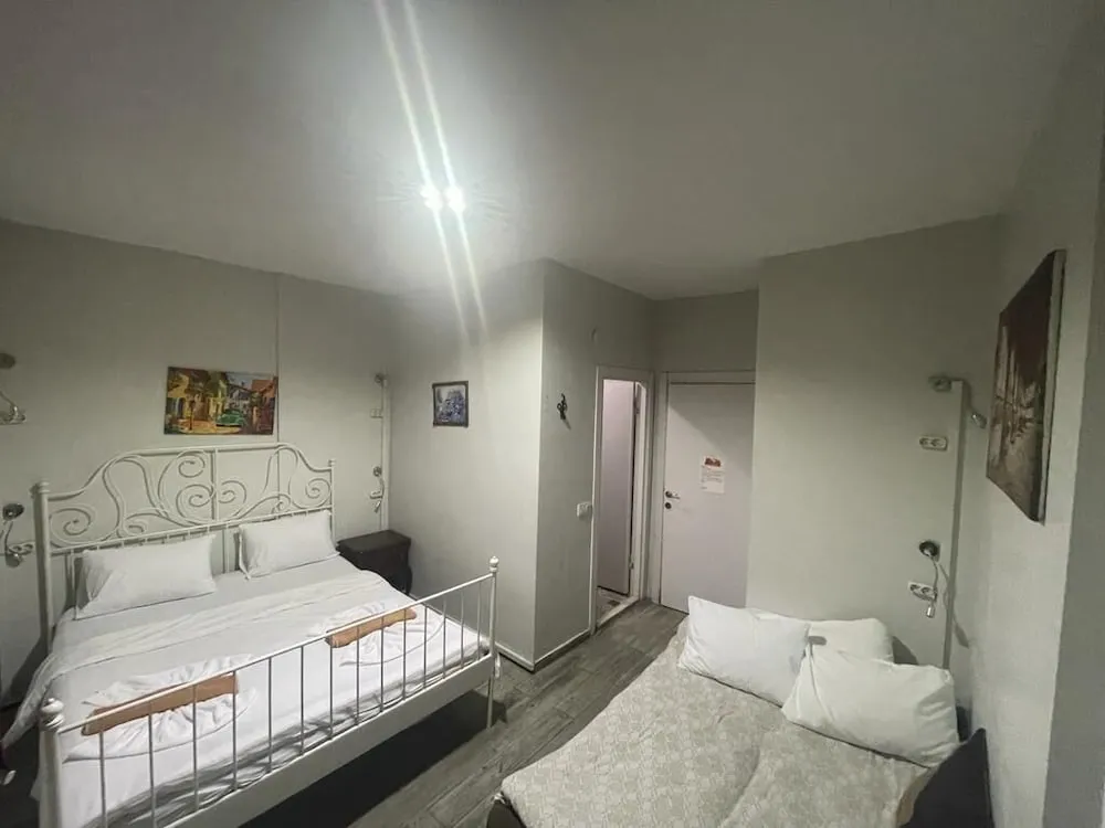 Ortak Ranzalı Oda, Sadece erkekler için, Ortak Banyo (8 people)
