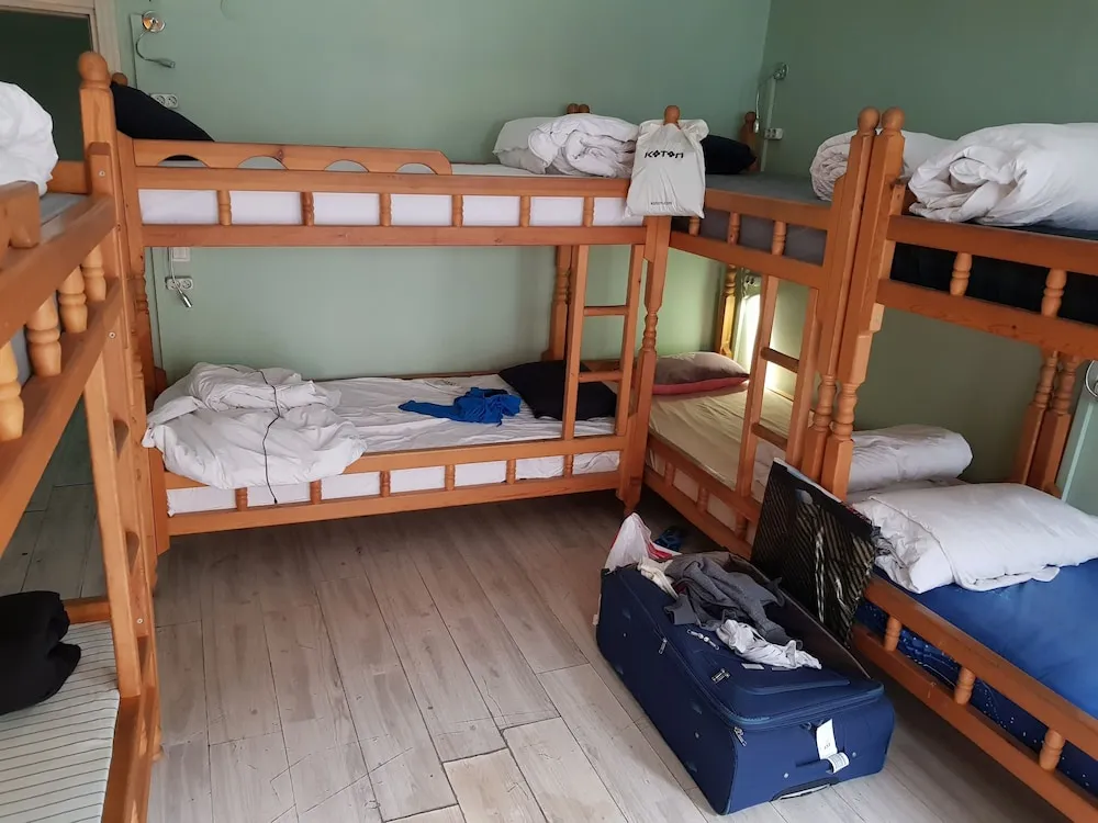 Ortak Ranzalı Oda, Sadece erkekler için, Ortak Banyo (8 people)