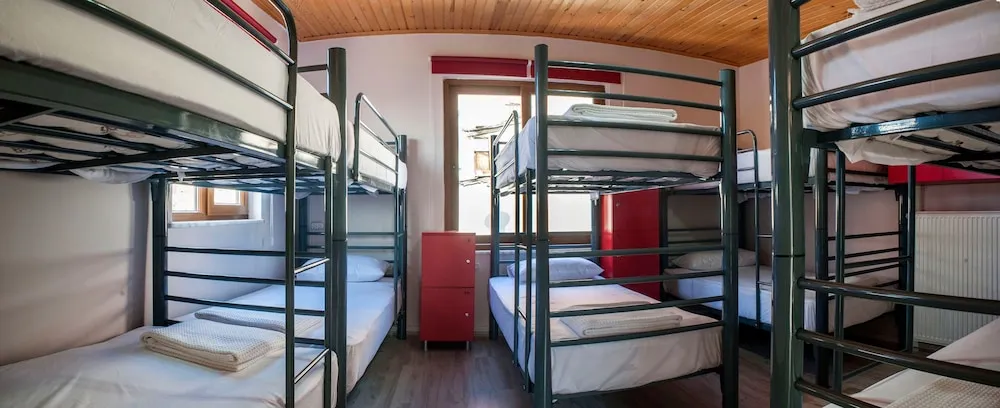 Ortak Ranzalı Oda, Sadece erkekler için, Ortak Banyo (8 people)