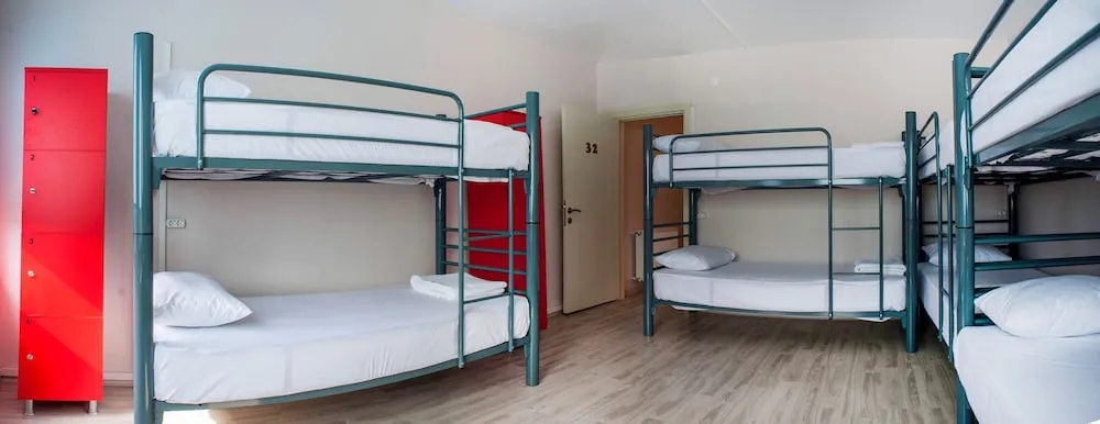 Ortak Ranzalı Oda, Sadece erkekler için, Ortak Banyo (8 people)