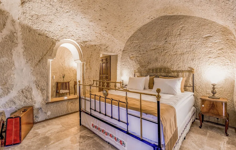 Deluxe Cave Suites