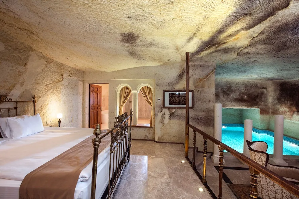 Pool Cave Room