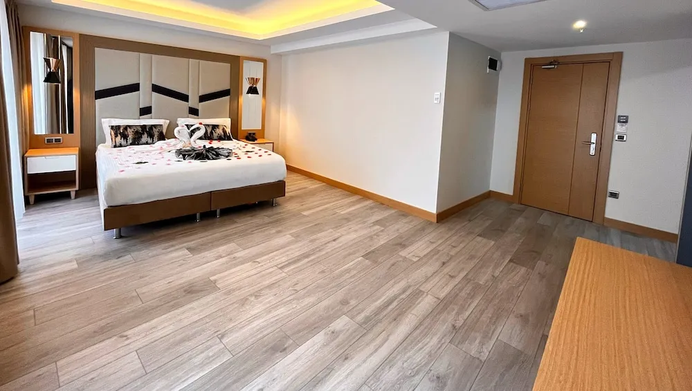 Deluxe Tek Büyük Yataklı Oda
