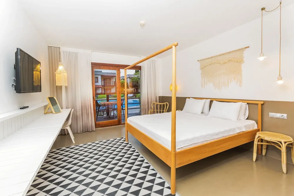 Deluxe Oda, 1 En Büyük (King) Boy Yatak, Balkon, Havuz Manzaralı