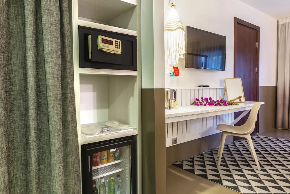 Deluxe Oda, 1 En Büyük (King) Boy Yatak, Balkon, Havuz Manzaralı