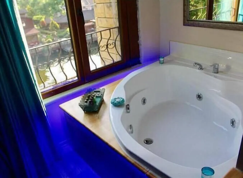Deluxe Tek Büyük Yataklı Oda, Sıcak Su Küveti, Nehir Manzaralı