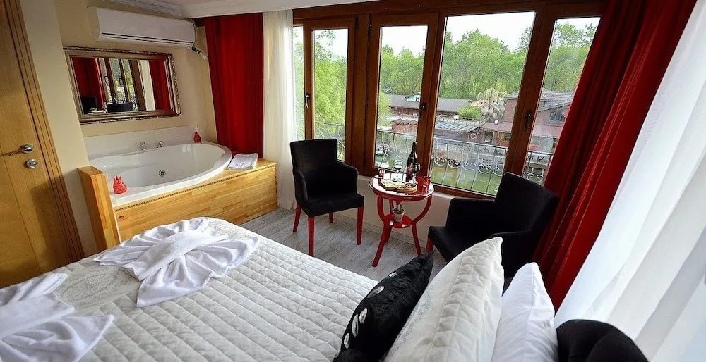 Deluxe Tek Büyük Yataklı Oda, Sıcak Su Küveti, Nehir Manzaralı