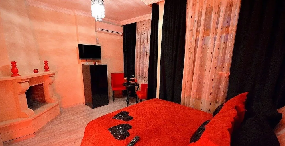 Deluxe Tek Büyük Yataklı Oda, Şömine, Bahçe Manzaralı