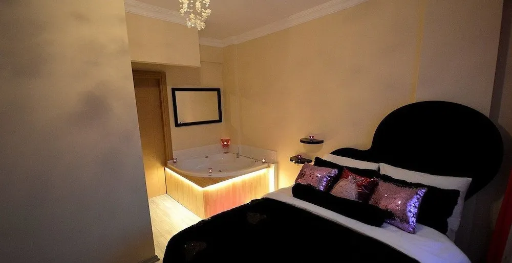 Deluxe Tek Büyük Yataklı Oda, Şömine, Bahçe Manzaralı
