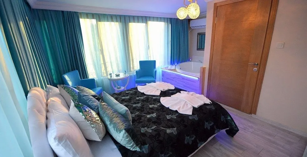 Deluxe Tek Büyük Yataklı Oda, Sıcak Su Küveti, Bahçe Manzaralı