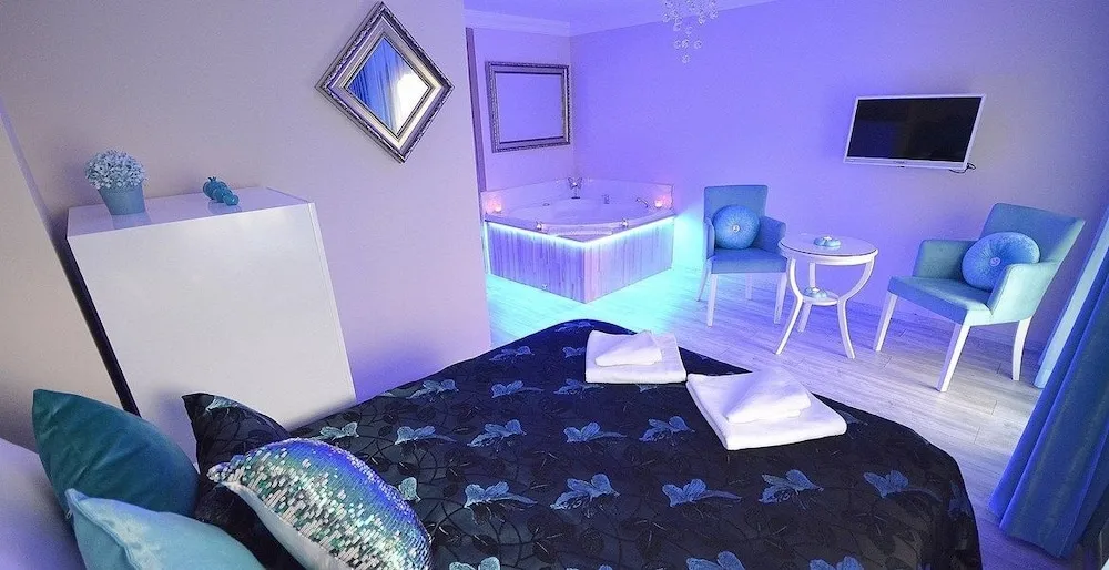 Deluxe Tek Büyük Yataklı Oda, Sıcak Su Küveti, Bahçe Manzaralı