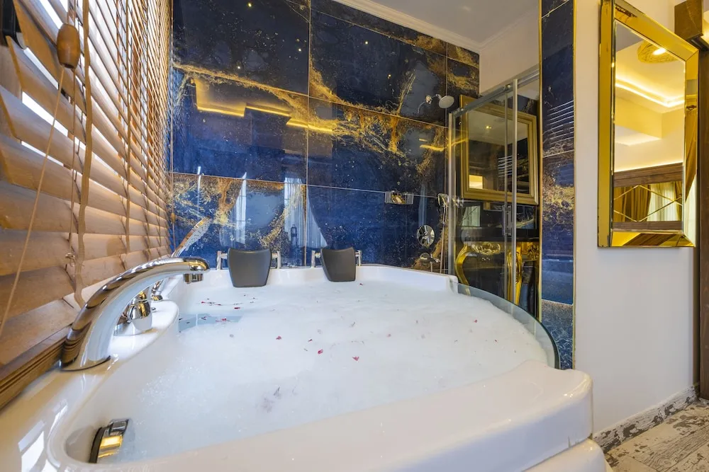 Corner Jacuzzi Suite