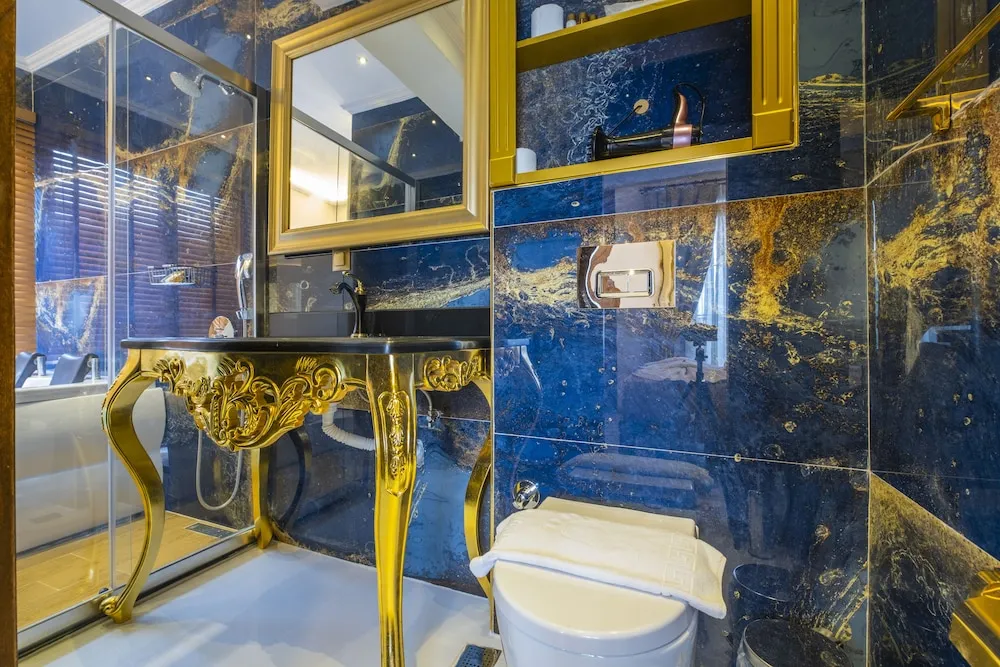 Corner Jacuzzi Suite