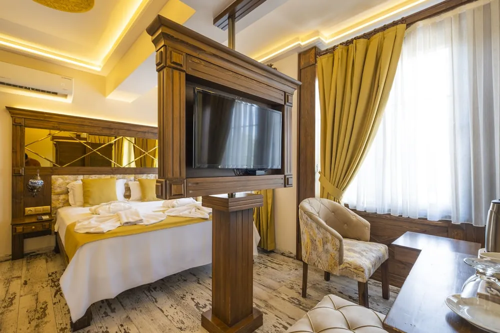 Corner Jacuzzi Suite