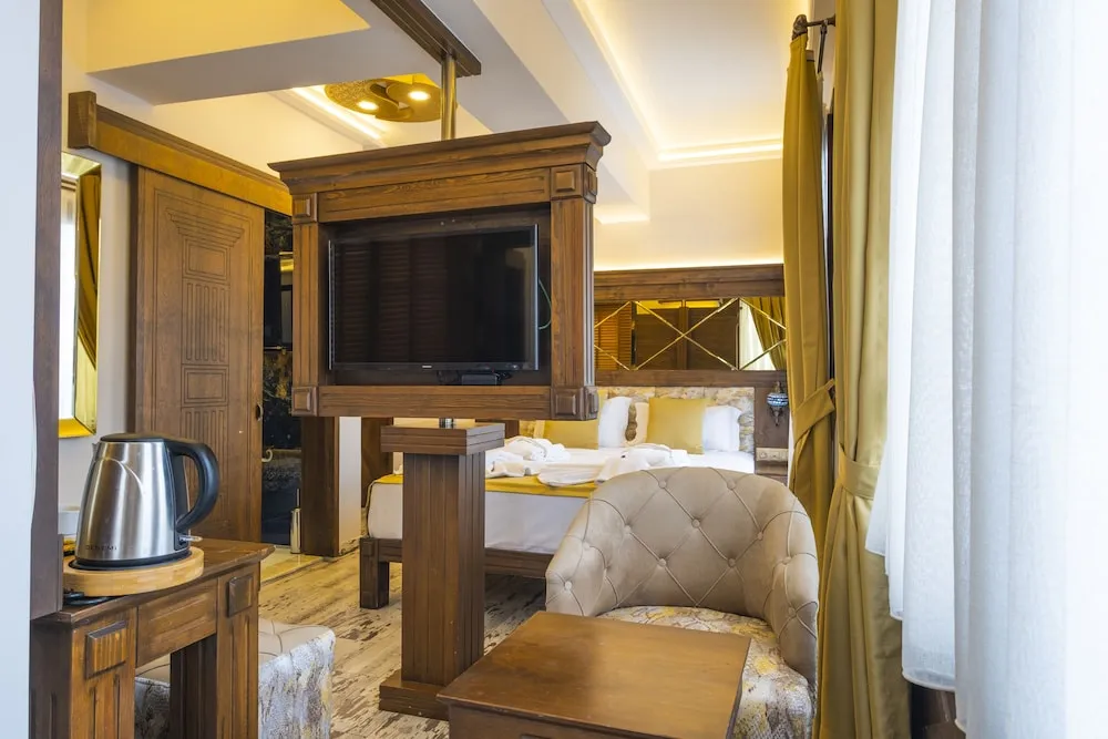 Corner Jacuzzi Suite