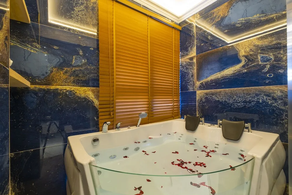 Deluxe Jacuzzi Suite