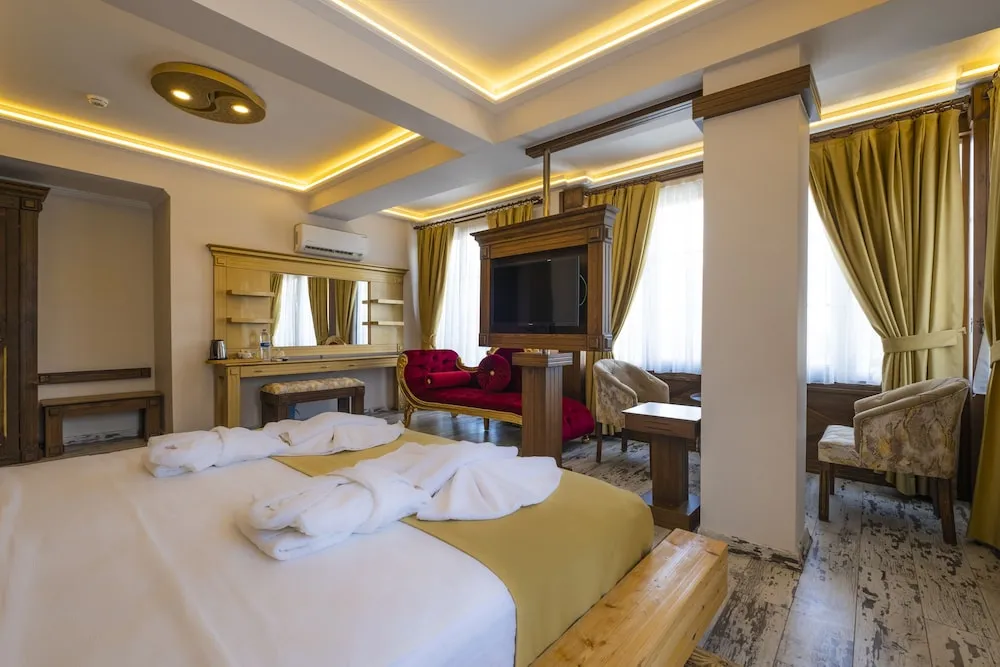 Deluxe Jacuzzi Suite