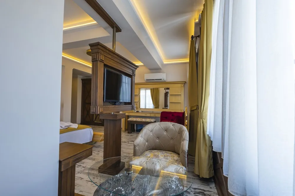 Deluxe Jacuzzi Suite