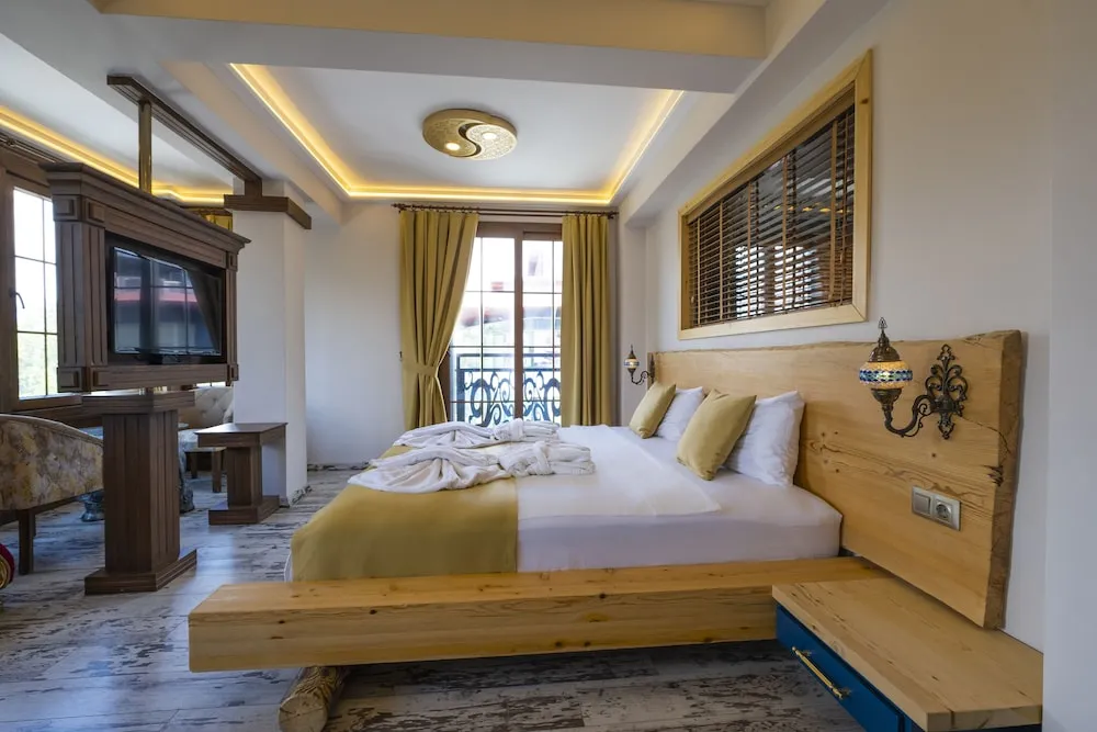Deluxe Jacuzzi Suite