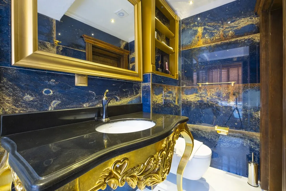 Deluxe Jacuzzi Suite