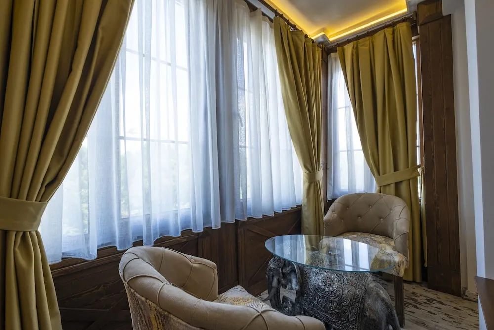 Deluxe Jacuzzi Suite