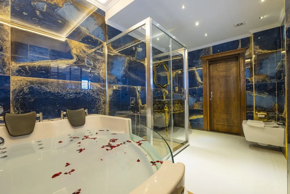 Deluxe Jacuzzi Suite