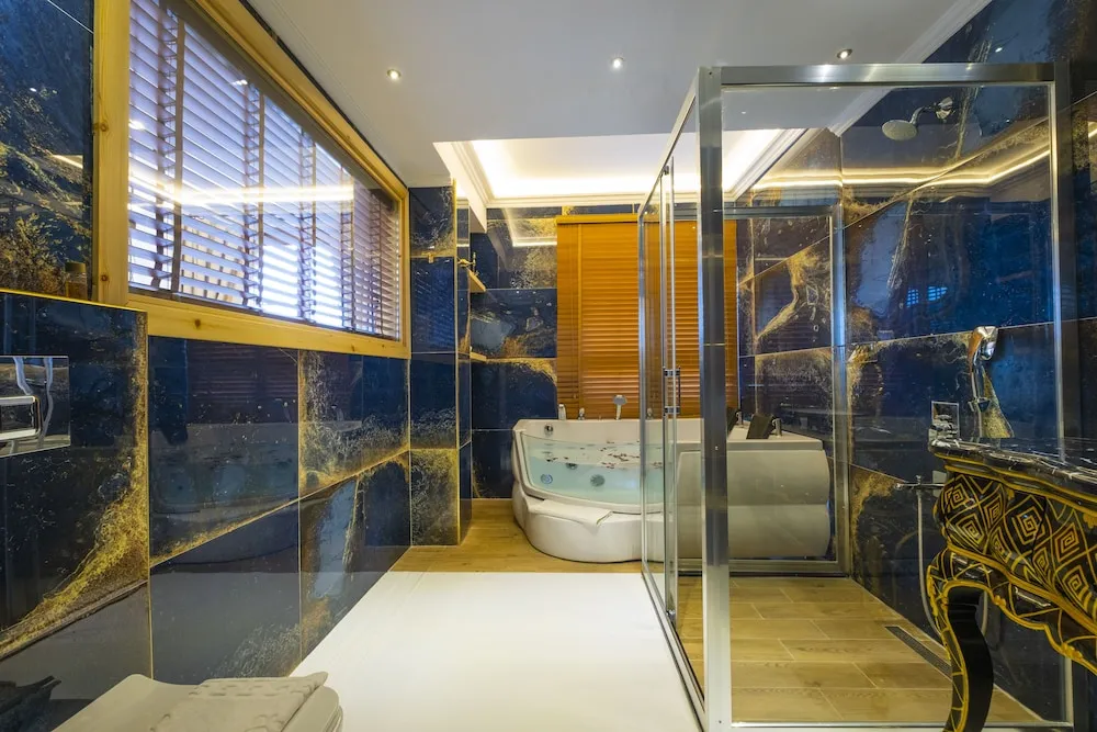Deluxe Jacuzzi Suite