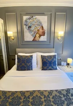 12 Rooms Boutique Hotel